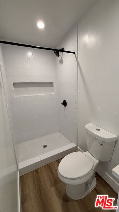 Residential Lease for rent at 2437 Centinela Avenue apt 11, Santa Monica, CA featuring 2 beds and 2 baths