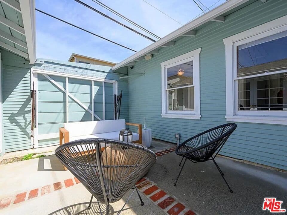 Single Family Residence for rent at 2213 Arizona Avenue ., Santa Monica, CA featuring 2 beds and 2 baths
