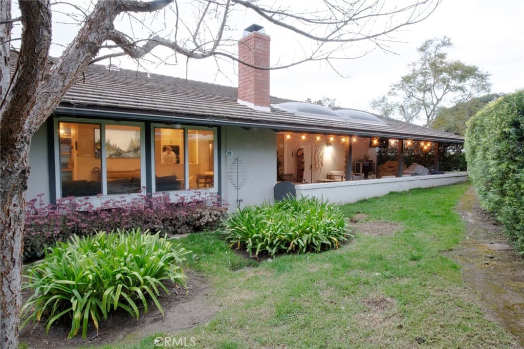 Single Family Residence for rent at 2170 Vista Entrada, Newport Beach, CA featuring 2 beds and 2 baths