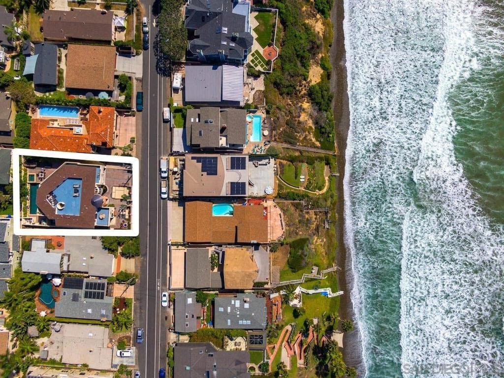 Residential Lease for rent at 1235 Neptune Ave, Encinitas, San Diego County, CA featuring 4 beds and 4 baths