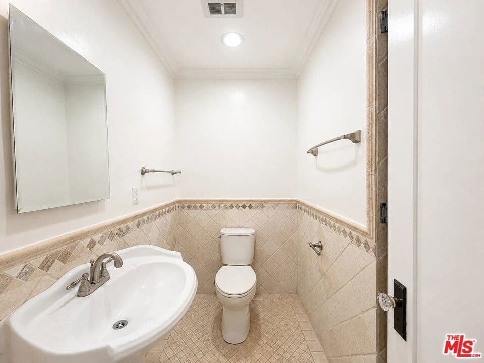 Condominium for rent at 1111 11th Street 1, Santa Monica, CA featuring 3 beds and 2 baths