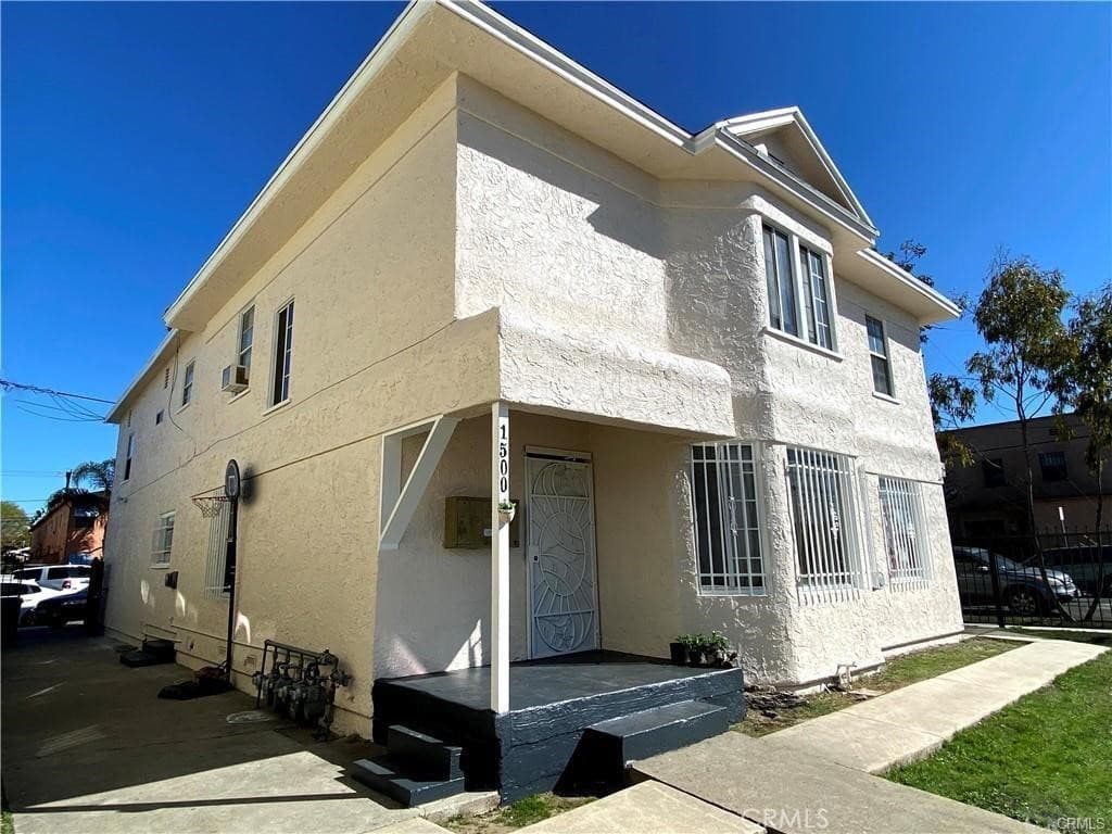 Residential Lease for rent at 1500 Magnolia Avenue 2, Long Beach, Los Angeles County, CA featuring 2 beds and 2 baths