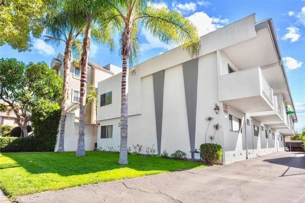 Apartment for rent at 350 W Wilson 1, Glendale, CA featuring 1 bed and 1 bath