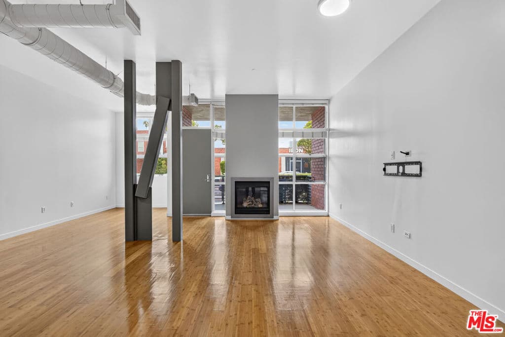 Condominium for rent at 1912 Broadway 103, Santa Monica, CA featuring 1 bed and 1 bath