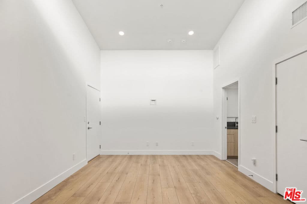 Apartment for rent at 2918 3rd Street 6, Santa Monica, CA featuring 1 bed and 1 bath