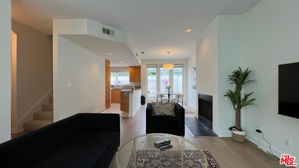 Condominium for rent at 807 21st Street 3, Santa Monica, CA featuring 2 beds and 3 baths