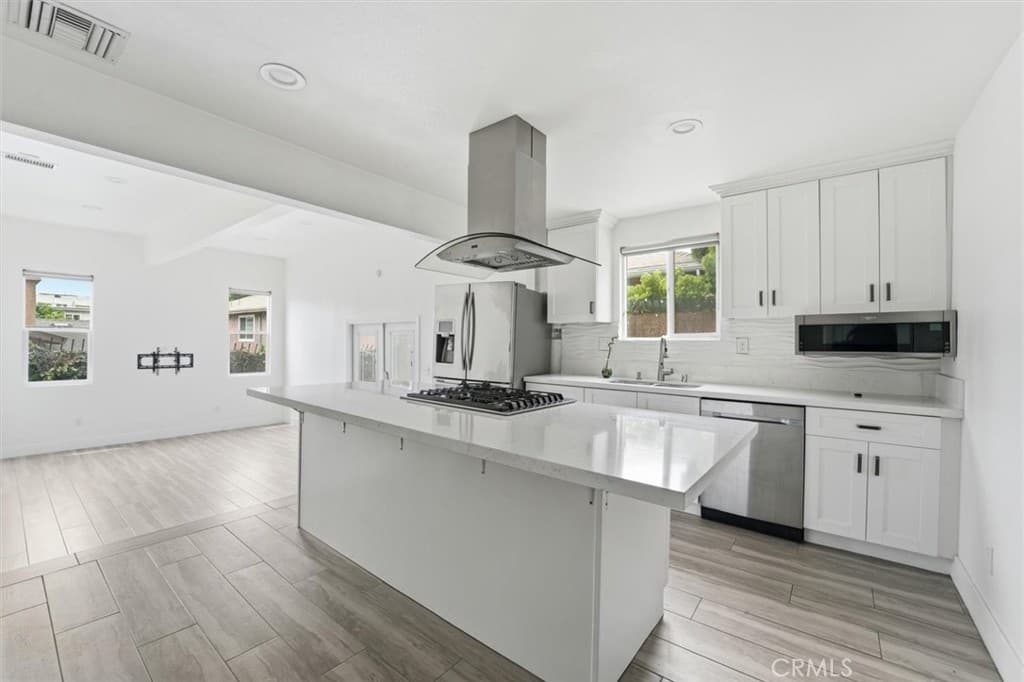Single Family Residence for rent at 709 Warren Lane, Inglewood, CA featuring 3 beds and 3 baths