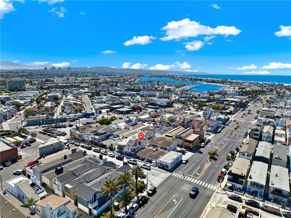 Duplex for rent at 206 30th 1/2, Newport Beach, CA featuring 3 beds and 4 baths