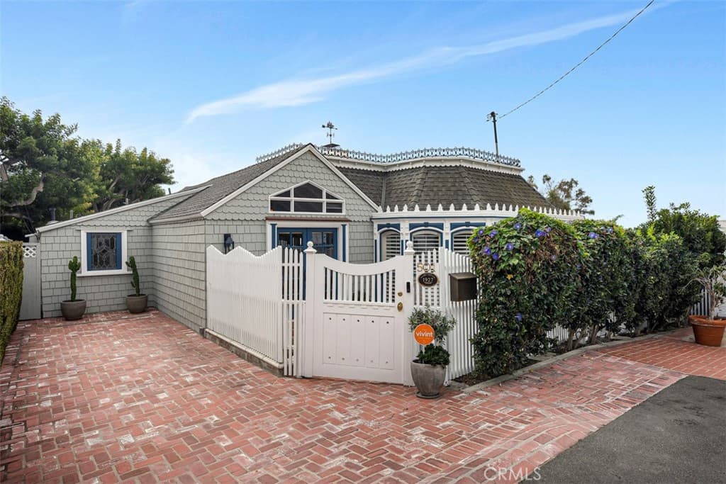 Single Family Residence for rent at 501 Lombardy Lane, Laguna Beach, CA featuring 2 beds and 2 baths