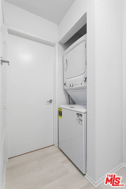 Residential Lease for rent at 1226 Amherst Avenue 206, Los Angeles, Los Angeles County, CA featuring 2 beds and 2 baths