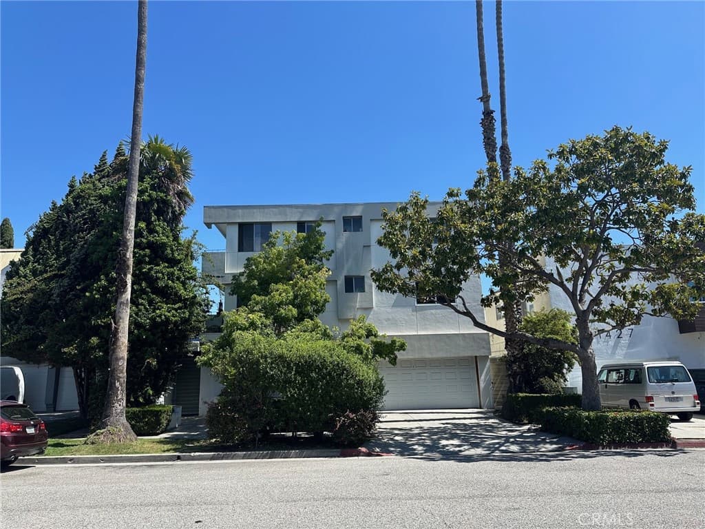 Apartment for rent at 1423 15th Street 10, Santa Monica, CA featuring 1 bed and 1 bath
