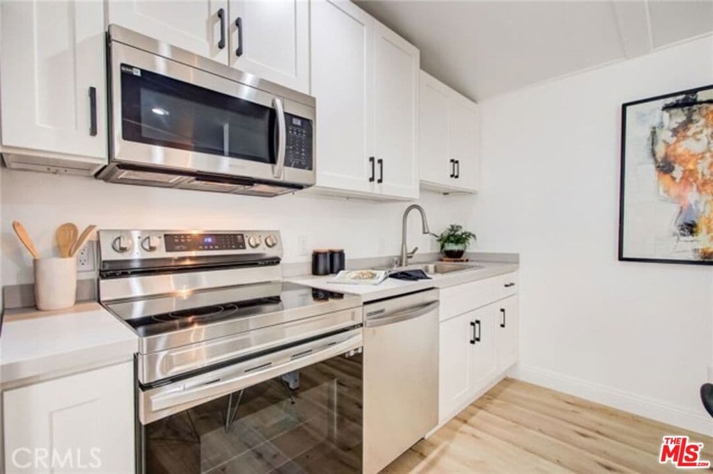 Residential Lease for rent at 1856 W 14th Street 1/2, Los Angeles, Los Angeles County, CA featuring 1 bed and 1 bath
