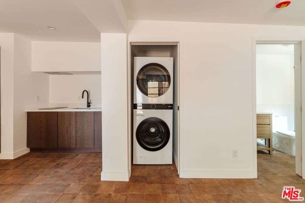 Residential Lease for rent at 430 1/2 N Harper Avenue, Los Angeles, Los Angeles County, CA featuring 1 bed and 1 bath