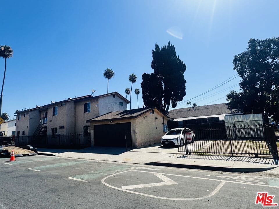 Residential Lease for rent at 7704 7706 S Grand Avenue, Los Angeles, Los Angeles County, CA featuring 3 beds and 2 baths
