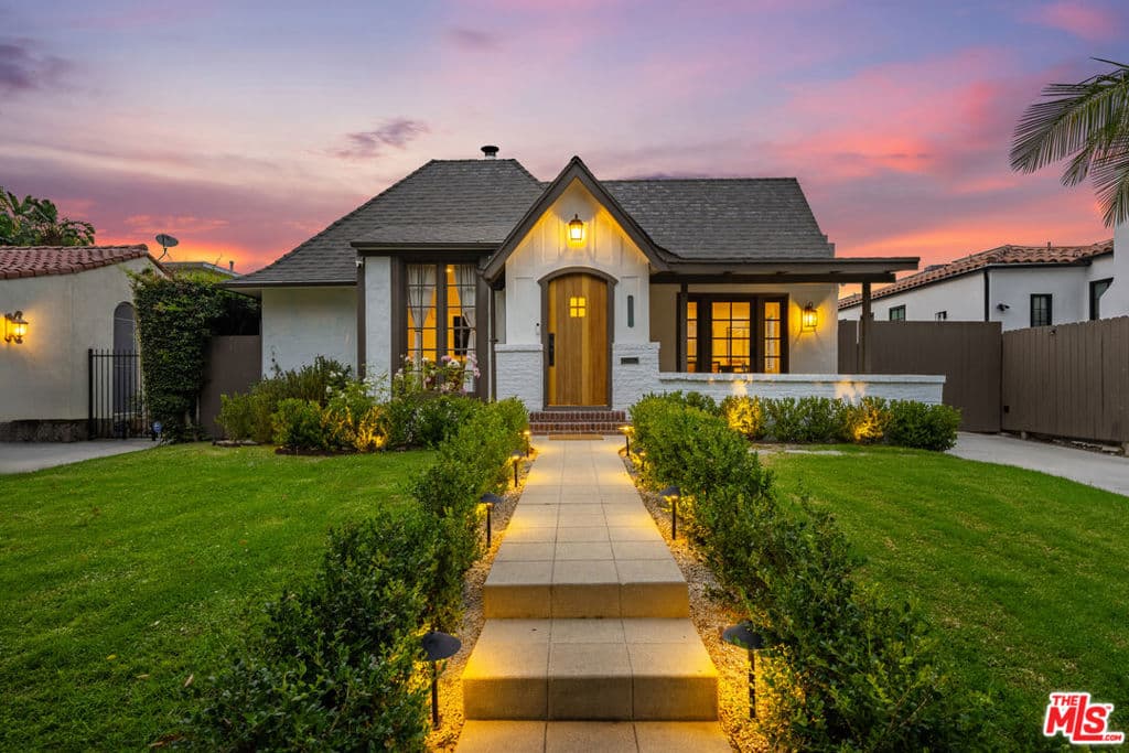 Residential Lease for rent at 6537 Moore Drive, Los Angeles, Los Angeles County, CA featuring 3 beds and 3 baths
