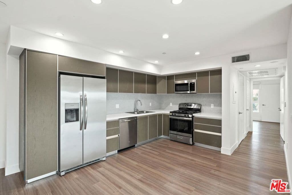 Residential Lease for rent at 1539 Purdue 210, Los Angeles, Los Angeles County, CA featuring 2 beds and 2 baths