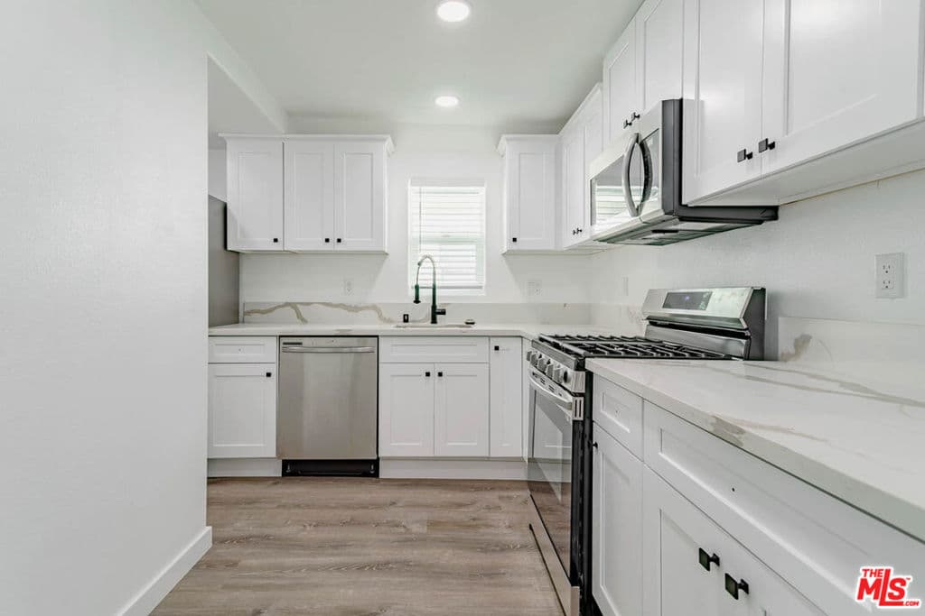 Residential Lease for rent at 253 S Catalina Avenue, Pasadena, Los Angeles County, CA featuring 2 beds and 2 baths