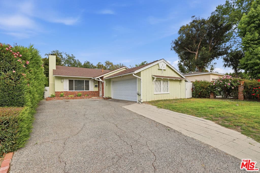 Residential Lease for rent at 4958 Canoga Avenue, Los Angeles, Los Angeles County, CA featuring 3 beds and 2 baths