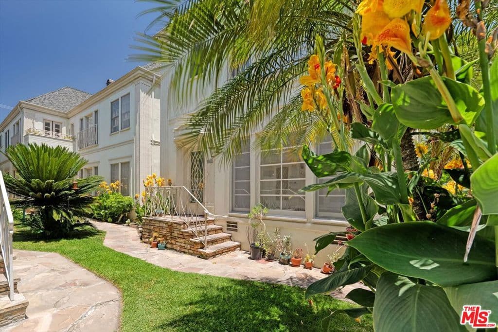 Residential Lease for rent at 9945 Robbins Drive 102, Beverly Hills, Los Angeles County, CA featuring 2 beds and 2 baths