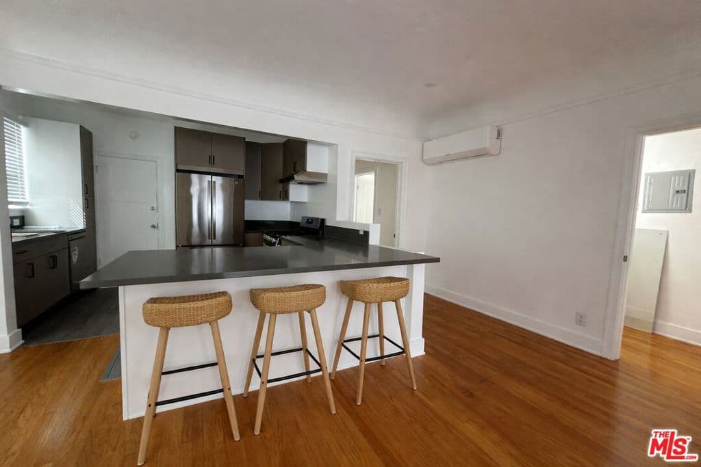Residential Lease for rent at 856 S Gramercy Place, Los Angeles, Los Angeles County, CA featuring 2 beds and 2 baths