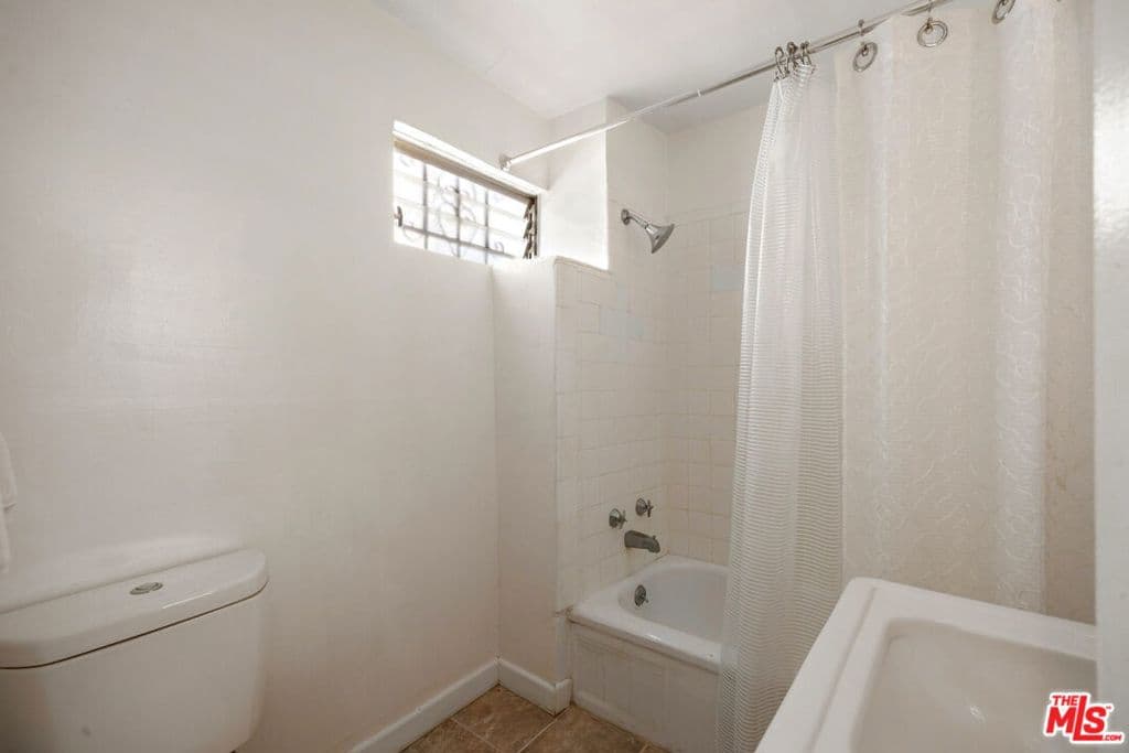 Condominium for rent at 435 Raymond Avenue, Santa Monica, CA featuring 1 bed and 1 bath
