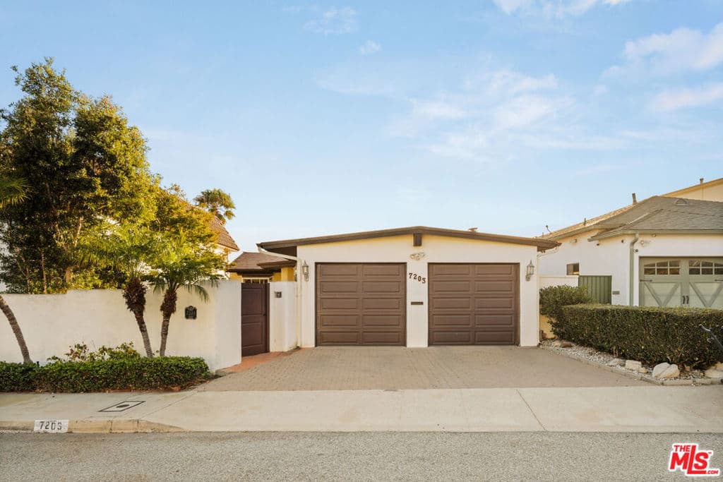 Residential Lease for rent at 7203 Rindge Avenue, Los Angeles, Los Angeles County, CA featuring 3 beds and 2 baths