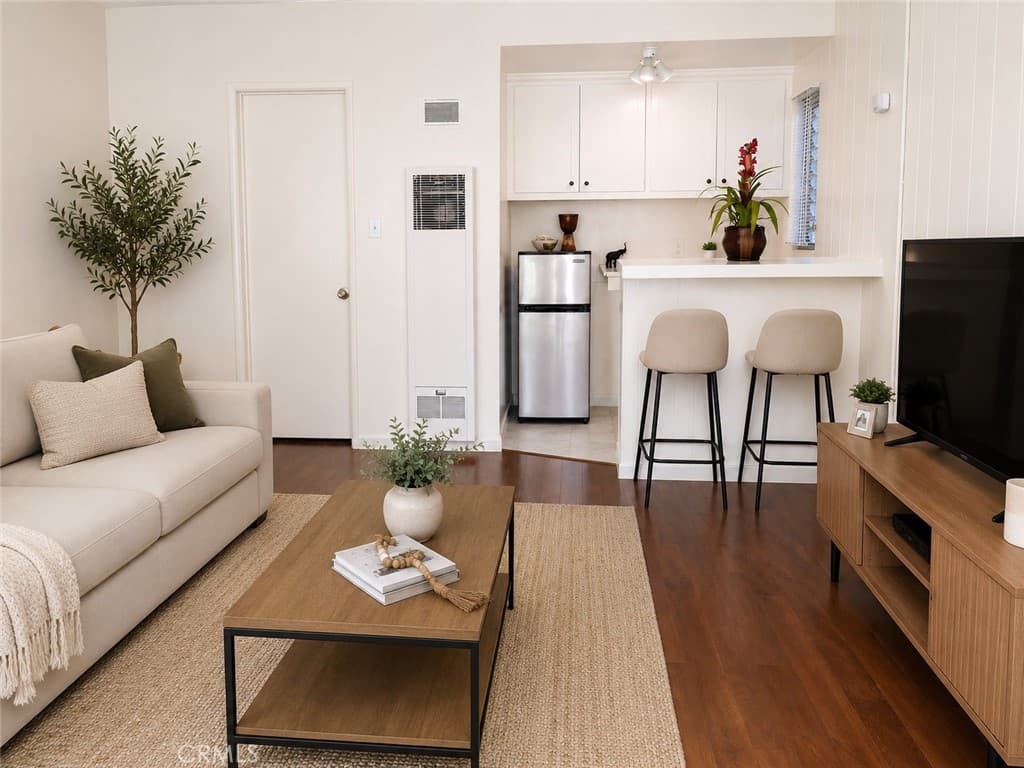 Residential Lease for rent at 1935 Corning, Los Angeles, Los Angeles County, CA and 1 bath