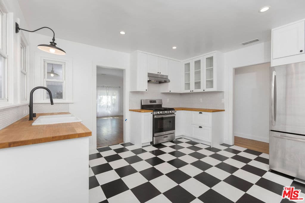 Residential Lease for rent at 1293 S Sycamore Avenue, Los Angeles, Los Angeles County, CA featuring 2 beds and 1 bath
