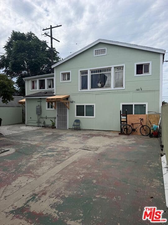 Residential Lease for rent at 160 W 59th Street 1/4, Los Angeles, Los Angeles County, CA featuring 3 beds and 2 baths