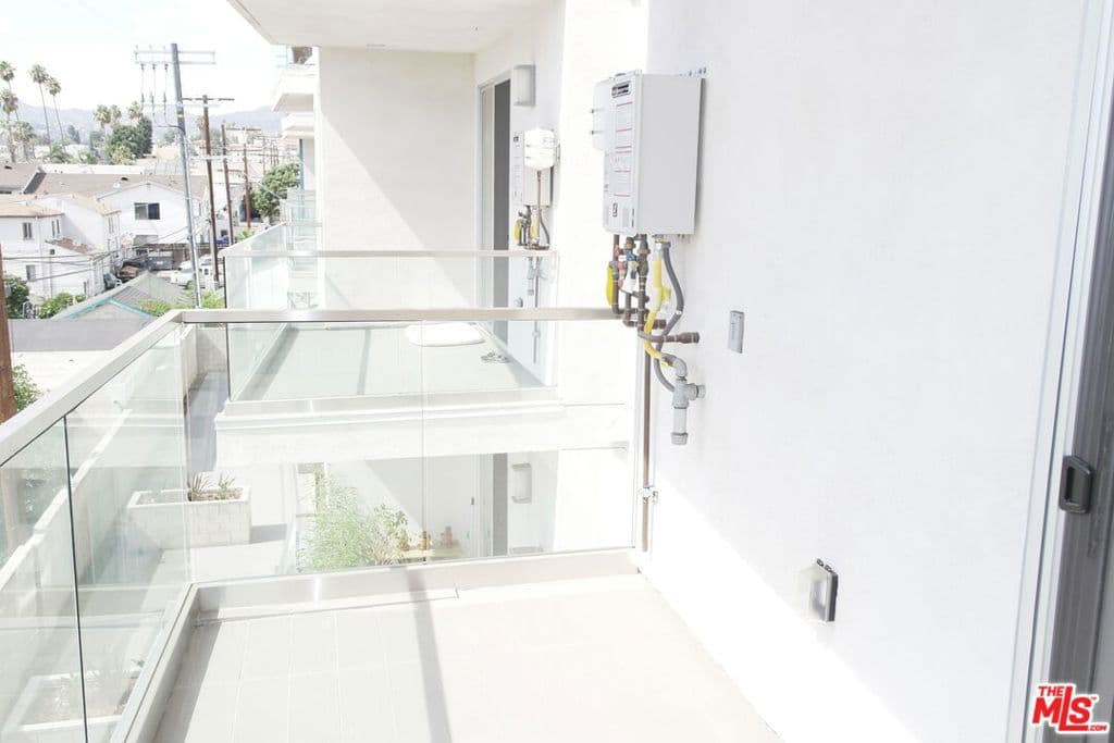 Residential Lease for rent at 105 S MARIPOSA Avenue 302, Los Angeles, Los Angeles County, CA featuring 2 beds and 2 baths