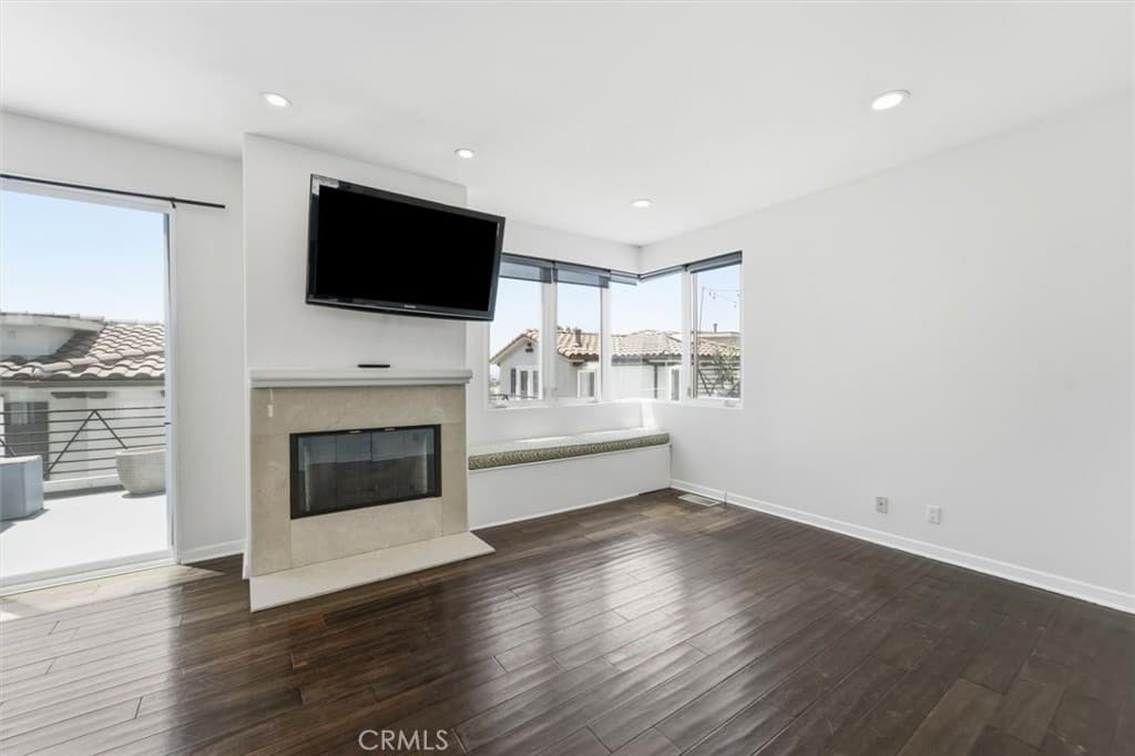 Townhouse for rent at 935 1st Street B, Hermosa Beach, CA featuring 3 beds and 3 baths