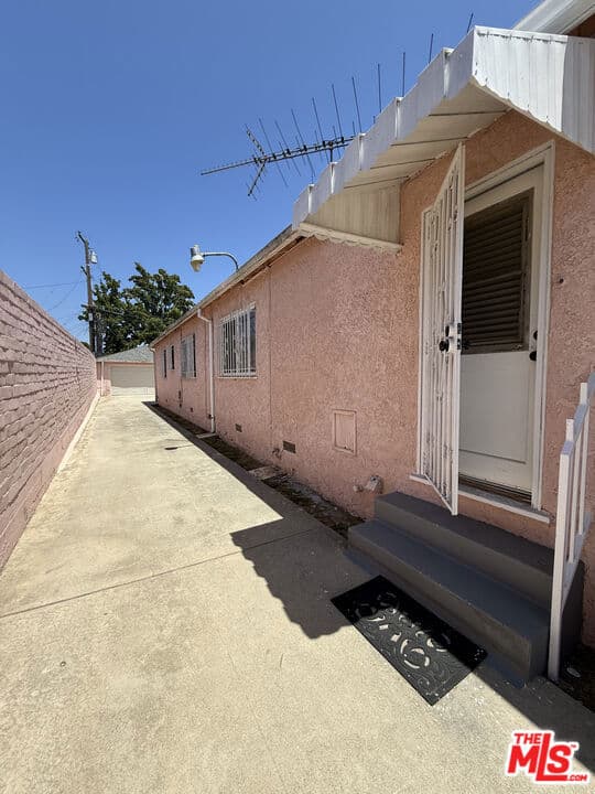 Residential Lease for rent at 5908 S Fairfax Avenue, Los Angeles, Los Angeles County, CA featuring 2 beds and 1 bath