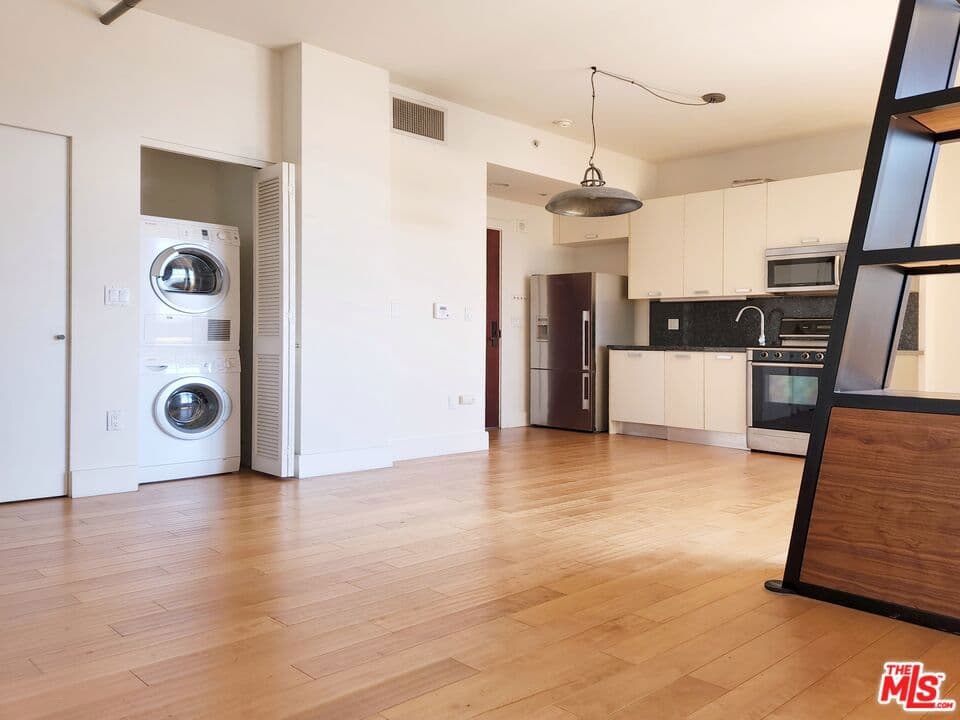 Residential Lease for rent at 460 S Spring Street 908, Los Angeles, Los Angeles County, CA featuring 1 bed and 1 bath