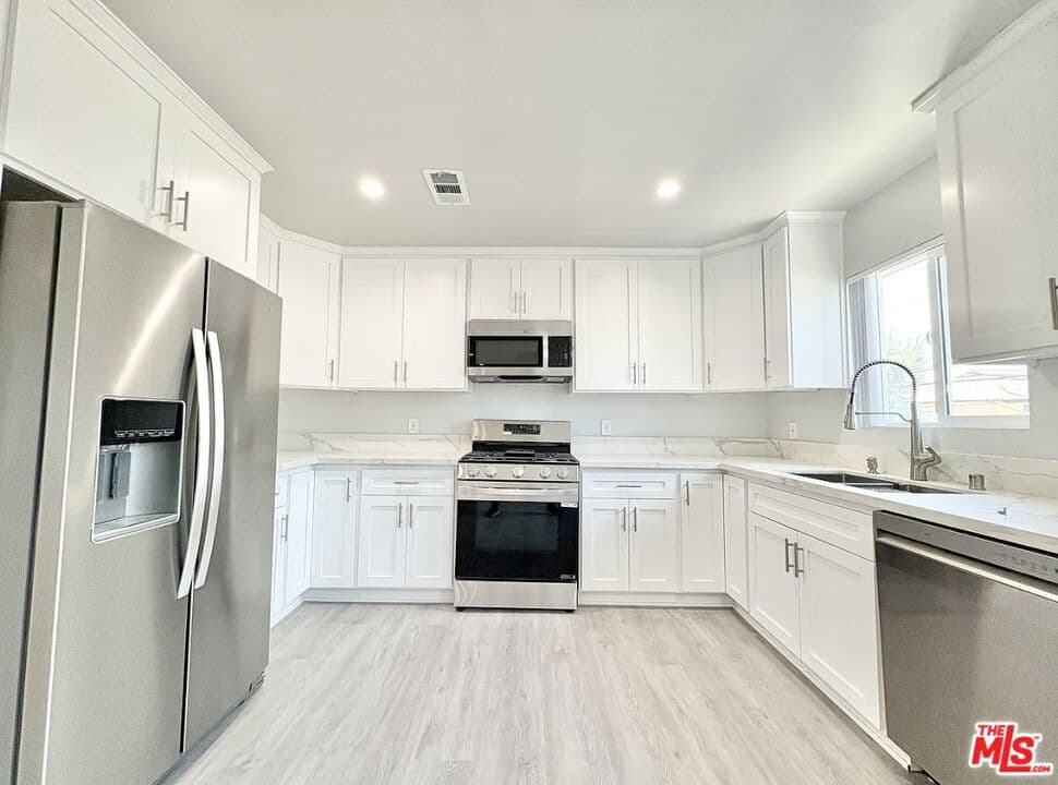 Residential Lease for rent at 1118 S Holt Avenue 3, Los Angeles, Los Angeles County, CA featuring 2 beds and 2 baths