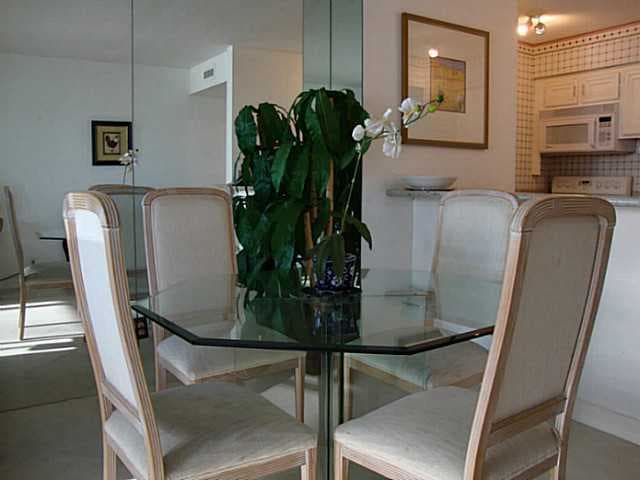 Residential Lease for rent at 1760 Avenida Del Mundo 501, Coronado, San Diego County, CA featuring 1 bed and 1 bath