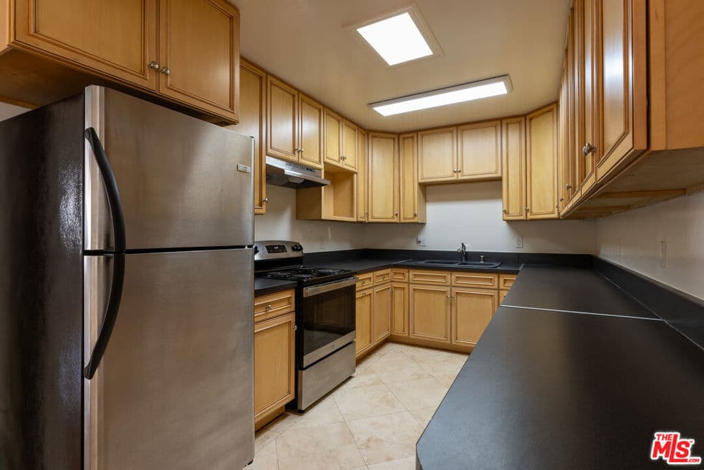Condominium for rent at 1033 6TH Street 306, Santa Monica, CA featuring 3 beds and 2 baths