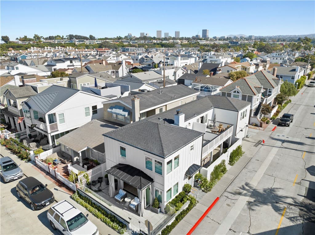 Duplex for rent at 300 Coral Avenue, Newport Beach, CA featuring 3 beds and 3 baths