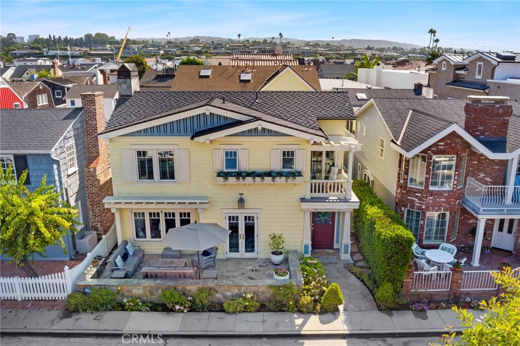 Single Family Residence for rent at 112 Abalone Avenue, Newport Beach, CA featuring 5 beds and 4 baths