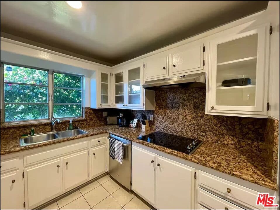 Condominium for rent at 1115 22nd Street 1, Santa Monica, CA featuring 3 beds and 2 baths
