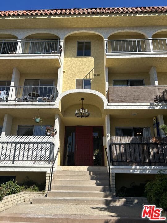 Apartment for rent at 1033 6TH Street 105, Santa Monica, CA featuring 3 beds and 2 baths