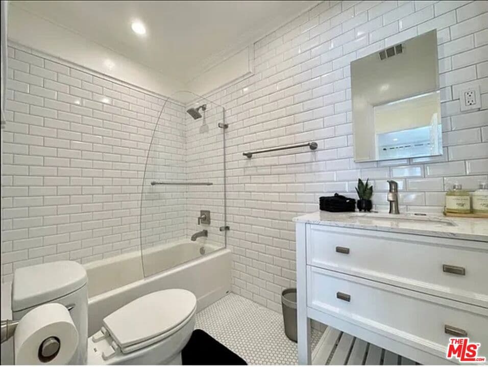 Condominium for rent at 429 Ocean Ave 12, Santa Monica, CA featuring 2 beds and 2 baths