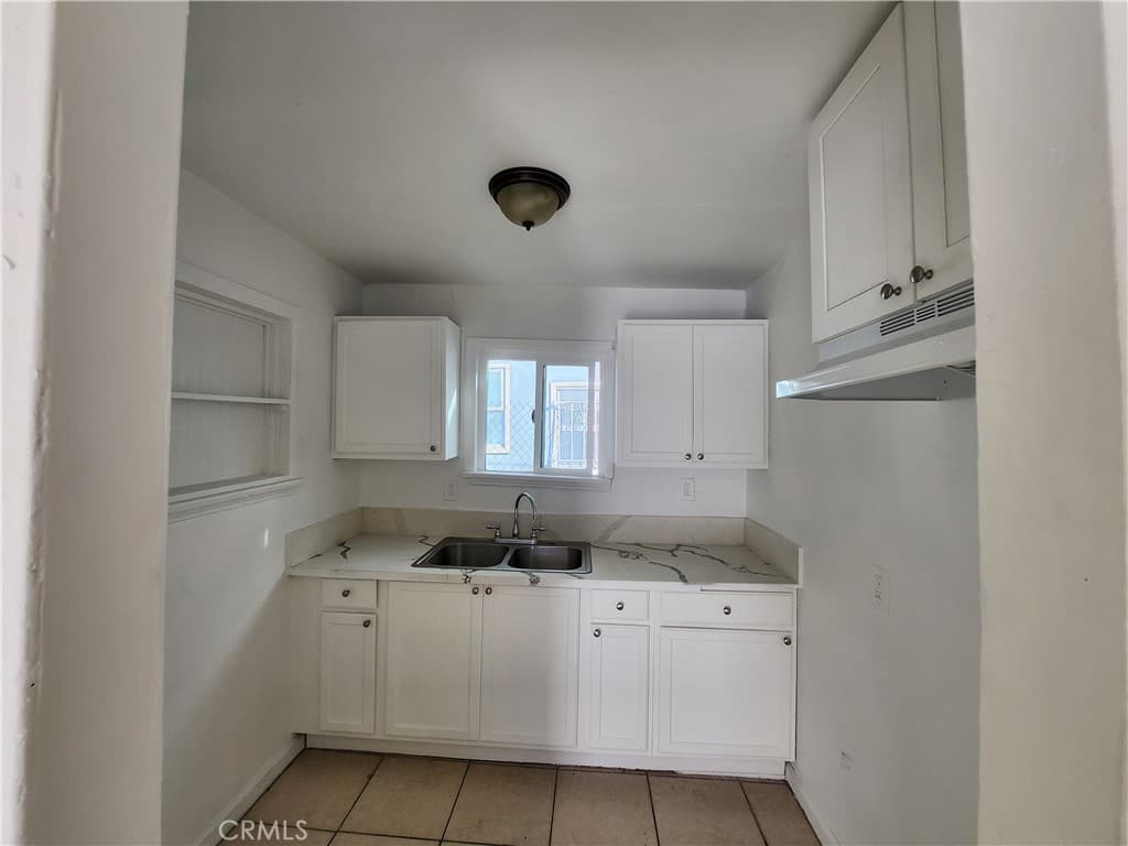 Apartment for rent at 3717 W Imperial 8, Inglewood, CA and 1 bath