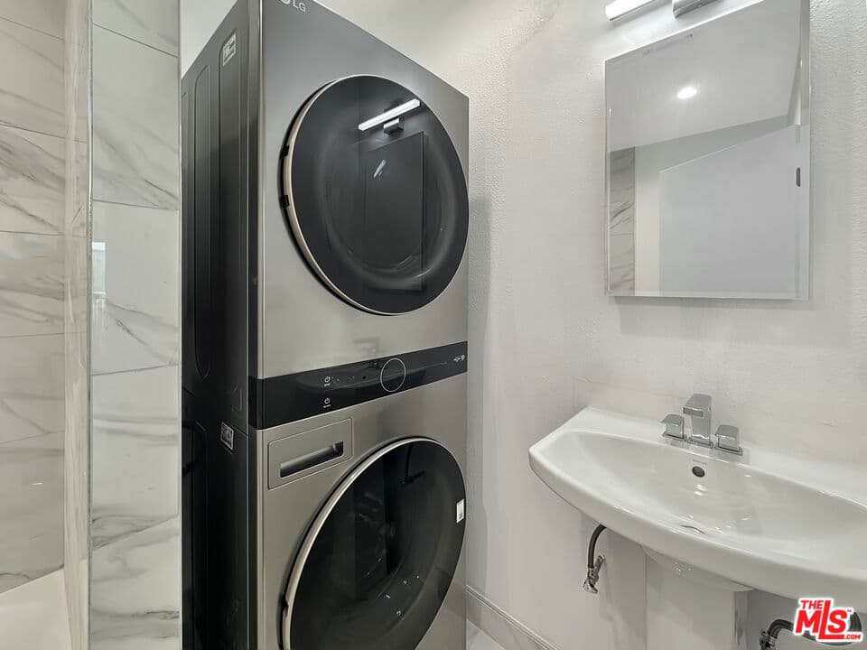Condominium for rent at 220 E Hyde Park 4, Inglewood, CA featuring 1 bed and 1 bath