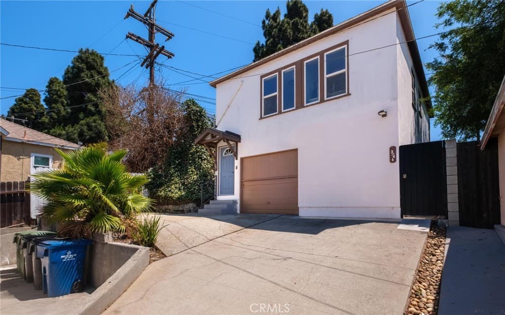 Duplex for rent at 610 E Fairview Boulevard 3/4, Inglewood, CA featuring 1 bed and 1 bath