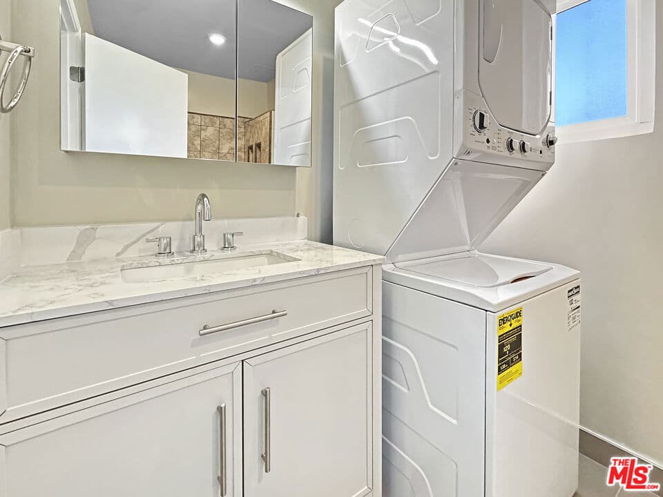 Condominium for rent at 220 E Hyde Park 1, Inglewood, CA featuring 1 bed and 1 bath