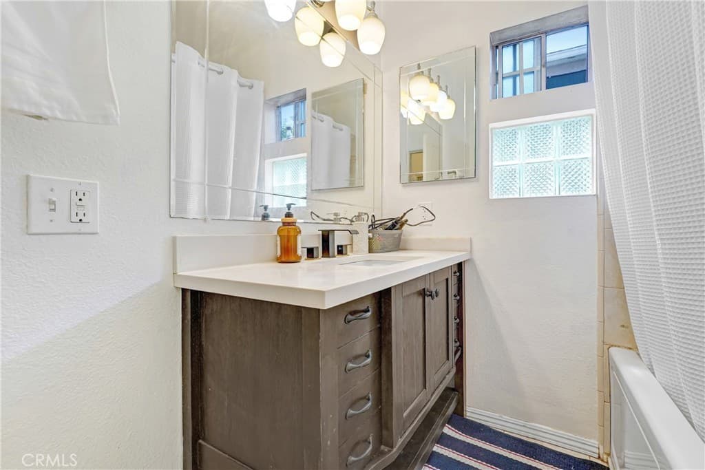 Single Family Residence for rent at 619 E Fairview, Inglewood, CA featuring 2 beds and 1 bath