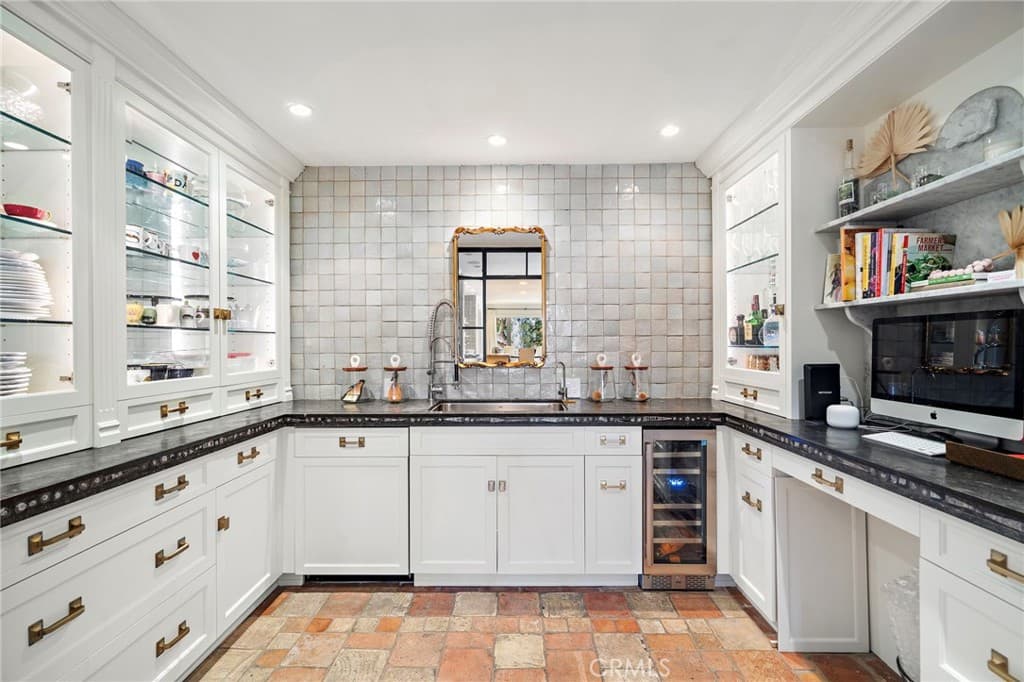 Single Family Residence for rent at 464 Holly, Laguna Beach, CA featuring 4 beds and 4 baths