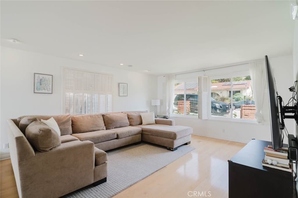 Single Family Residence for rent at 906 Whitehaven Terrace, Glendale, CA featuring 3 beds and 2 baths