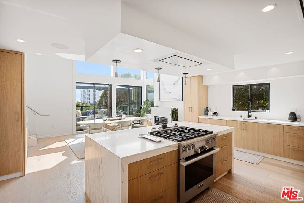 Condominium for rent at 302 Ashland Avenue 301, Santa Monica, CA featuring 3 beds and 2 baths