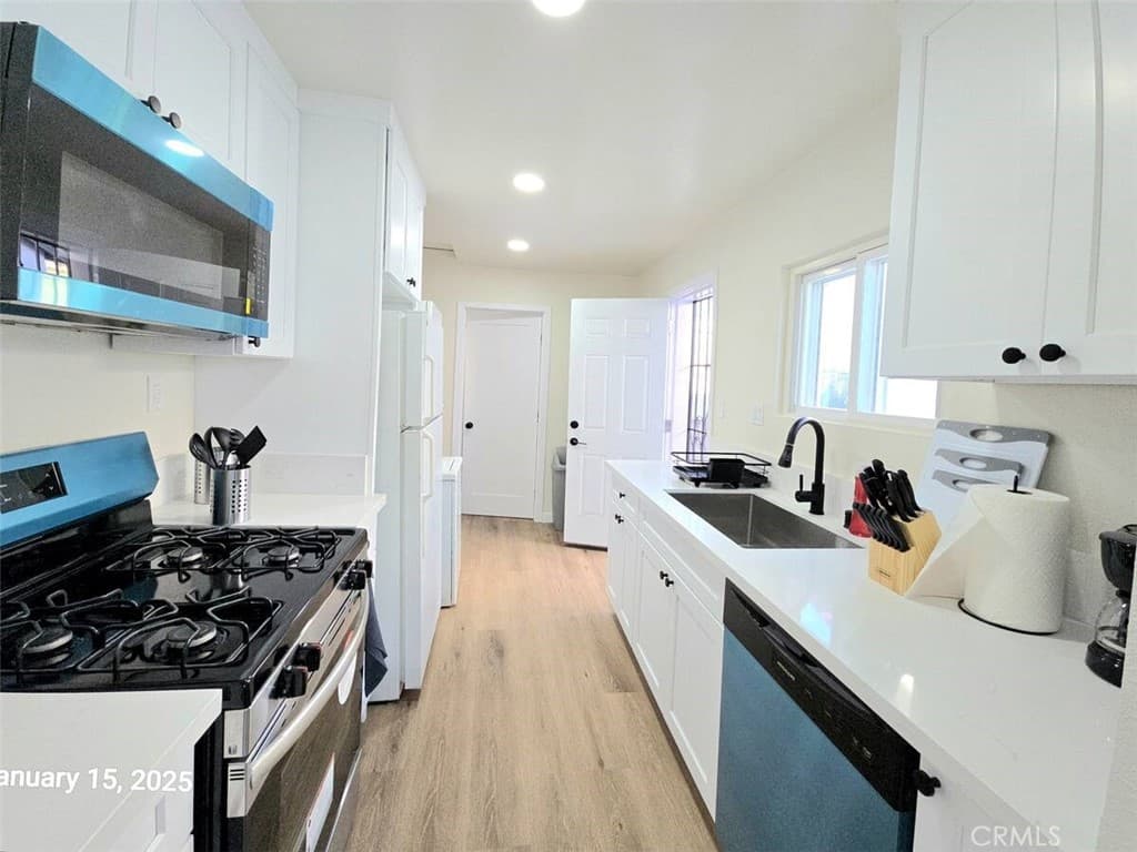 Apartment for rent at 10920 1/2 S Inglewood Avenue, Inglewood, CA featuring 3 beds and 2 baths